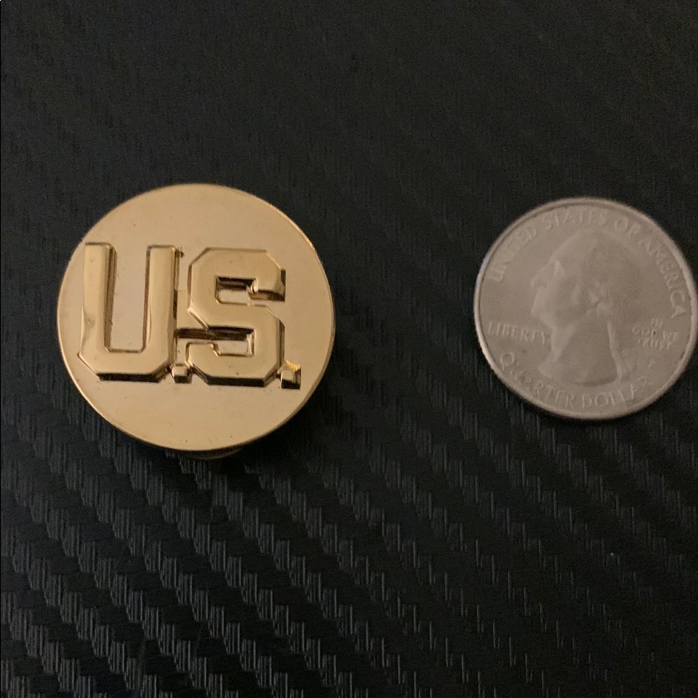 Goldstone Circular US Medallion Pin